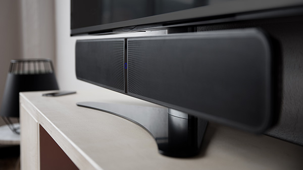 Bluesound_PULSESOUNDBAR_WithTVStand_PowerRingDetail_wIphone_04