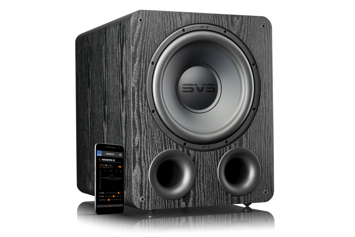 GrobiTV - SVS PB-1000 Heimkino Subwoofer - Premium Black Ash - Frontansicht rechts ohne Grill mit Smartphon und SVS App